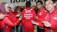 Selain itu, data terkait jumlah biaya yang diberikan dan laporan realisasi penggunaan biaya kunjungan kerja ke luar negeri juga diminta, termasuk data jumlah biaya untuk seluruh rapat, sidang komisi, sidang paripurna, sidang pengesahan RUU pada 2017, dan data jumlah tunjangan anggota DPR untuk hadir dalam setiap rapat.