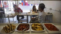 Warung Rumpi..!! Mendengar namanya orang beranggapan warung itu merupakan tempat ngerumpi (bergosip). Namun warung yang berada di 83 East Street, London, Inggris itu sesungguhnya merupakan rumah makan yang menyajikan masakan-masakan Indonesia. Nova Wahyudi/Antara Foto.