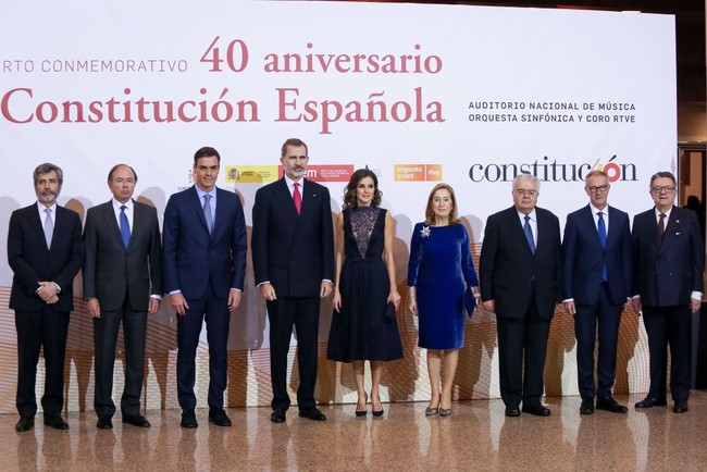 Inilah penampilan Ratu Letizia dari Spanyol saat menemani suaminya, Raja Felipe VI saat menghadiri acara perayaan ulang tahun ke-40 Konstitusi Spanyol di Auditorio Nacional, Madrid, Rabu (5/12/2018). Foto: Pablo Cuadra/Getty Images