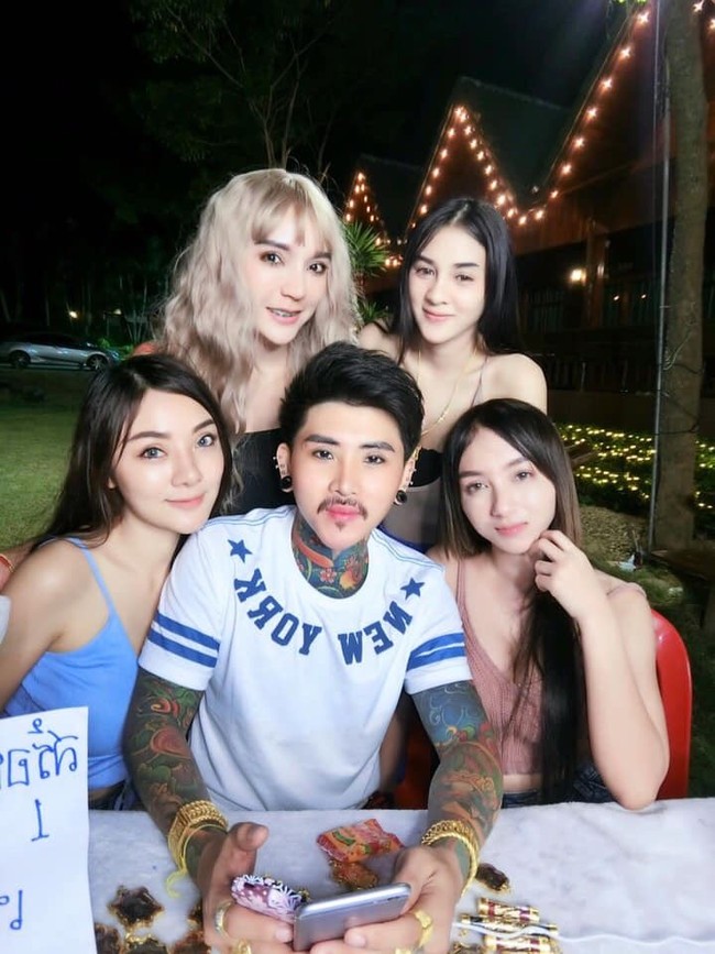 Waraphon merupakan istri pertama dan telah memiliki seorang anak. Sementara itu suaminya telah memiliki tiga istri lainnya. Foto: Dok. Facebook/Waraphon Pruksawan