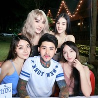 Waraphon merupakan istri pertama dan telah memiliki seorang anak. Sementara itu suaminya telah memiliki tiga istri lainnya. Foto: Dok. Facebook/Waraphon Pruksawan