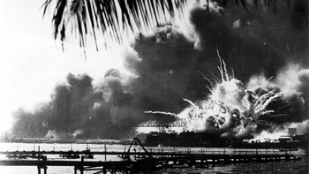 Kapal perang AS USS Shaw meledak dalam serangan Jepang ke Pearl Harbour. (Foto: Keystone/Getty Images)