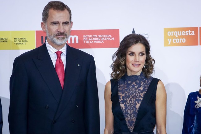 Raja Felipe dan Ratu Letizia dari Spanyol menikah pada Mei 2004 dengan mengundang lebih dari 1.000 orang. Kala itu biaya yang dikeluarkan untuk mereka mencapai US$25 juta yang saat ini setara dengan US$42,5 juta atau sekitar Rp 691 juta. Foto: Pablo Cuadra/Getty Images
