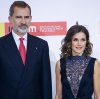 Raja Felipe dan Ratu Letizia dari Spanyol menikah pada Mei 2004 dengan mengundang lebih dari 1.000 orang. Kala itu biaya yang dikeluarkan untuk mereka mencapai US$25 juta yang saat ini setara dengan US$42,5 juta atau sekitar Rp 691 juta. Foto: Pablo Cuadra/Getty Images
