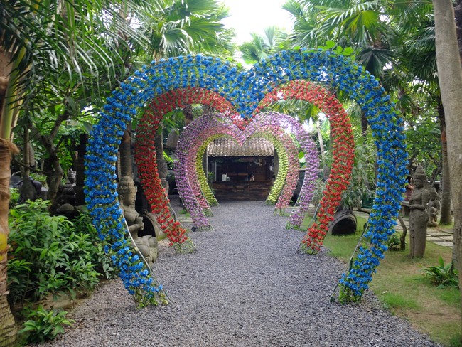 Area ini dinamakan Terowongan Jantung. Berbentuk hati, terowongan ini cocok menjadi latar-belakang fotomu bareng kekasih.  Foto: Daniel Ngantung/Wolipop
