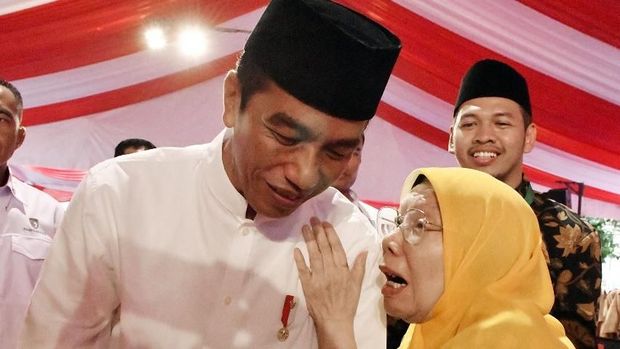 Jokowi bersama mantan Ketua PP Aisiyah, Elyda Djazman.