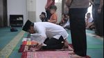 Potret Jokowi Salat Jumat Bareng Cucunya Jan Ethes