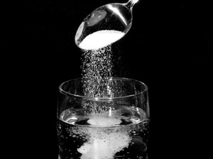 Viral di TikTok Minum Air Garam untuk Bersihkan Usus, Waspadai Bahayanya