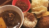 Semur daging, kentang, tahu hingga jengkol dengan kuah berlimpah jadi lauk wajib nasi ulam Betawi. Foto : Instagram @malvinofajaro