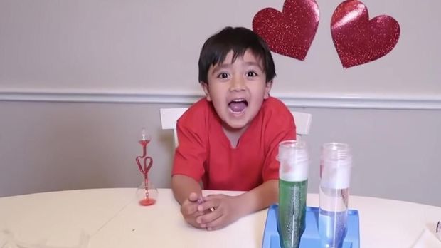 Cuma Review Mainan, Bocah 8 Tahun Raup Rp 308 M dari Youtube