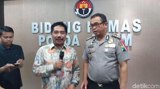 Kepala Pusat Informasi Humas Unair Suko Widodo dan Kabid Humas Polda Jatim Kombes Frans Barung Mangera