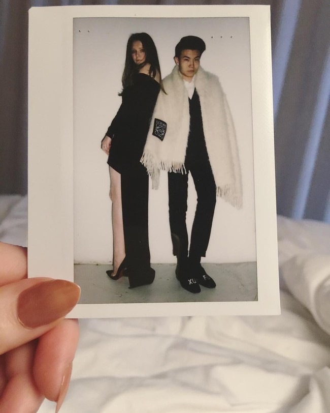 Saat menjalani proses hukum, Anna tetap mementingkan penampilan. Ia bahkan menyewa seorang fashion stylist profesional selama persidangannya, yaitu Anastasia Walker untuk berkonsultasi tentang penampilannya selama di ruang sidang. Anastasia mengirimkan pakaian desainer dari celana panjang Victoria Beckham hingga blus Saint Laurent kepada kliennya tersebut. Foto: dok. Instagram (@theannedelvey)