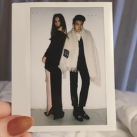 Saat menjalani proses hukum, Anna tetap mementingkan penampilan. Ia bahkan menyewa seorang fashion stylist profesional selama persidangannya, yaitu Anastasia Walker untuk berkonsultasi tentang penampilannya selama di ruang sidang. Anastasia mengirimkan pakaian desainer dari celana panjang Victoria Beckham hingga blus Saint Laurent kepada kliennya tersebut. Foto: dok. Instagram (@theannedelvey)