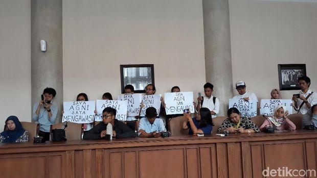 Beberapa mahasisa UGM datang memberi dukungan moril terhadap kasus