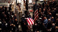 Pesawat kepresidenan yang membawa jenazah mendiang presiden itu dari Washington, DC tiba di Houston Rabu malam dan dibawa ke Gereja Episkopal Santo Martin, di mana jenazah itu disemayamkan. REUTERS/Rick T. Wilking.