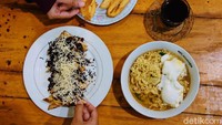 Bukan saja bisa dinikmati di tempat, traveler juga bisa memesan untuk dibawa pulang, ditambah santapan pisang goreng yang lezat (detikfood) 