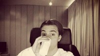 Berada di Los Angeles, Alesso memilih secangkir kopi untuk menemaninya begadang hingga pagi. Foto: Instagram @alesso