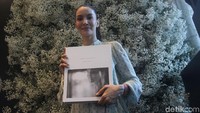 Nadya Hutagalung memegang buku yang baru saja diluncurkannya.
