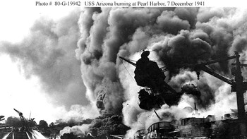 Kapal perang USS Arizona diselimuti api dan asap dalam serangan ke Pearl Harbour. (Foto: U.S. Navy/Newsmakers)