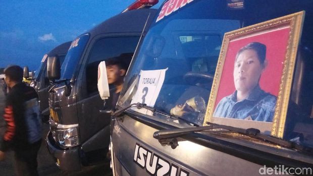 Jenazah langsung dibawa menggunakan ambulans yang sudah disiapkan
