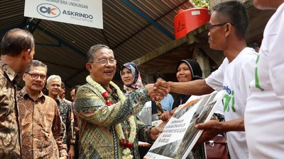 Darmin Nasution Serahkan Kandang Komunal ke Petani