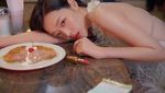 Intip Gaya Seksi Sulli Saat Makan Mie Instan hingga Waffle