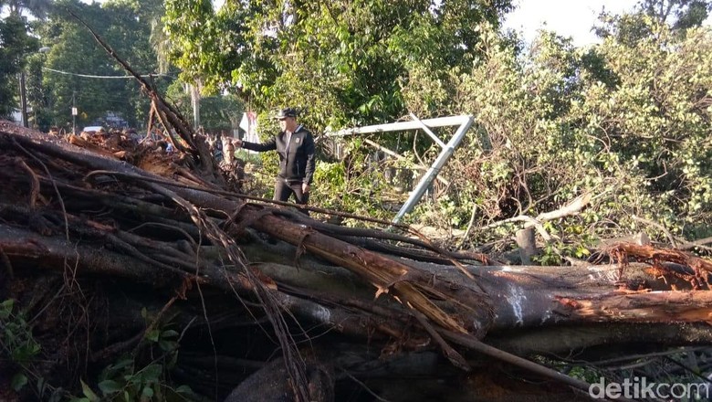 Bima Arya Minta Bantuan Rp 5 M ke Ridwan Kamil Tangani Puting Beliung Bima Arya Minta Bantuan Rp 5 M ke Ridwan Kamil Tangani Puting Beliung