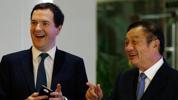 Ren Zhengfei belum bicara langsung soal penangkapan putrinya, walaupun jubir Huawei sudah mengonfirmasi penangkapan tersebut. Dalam foto pada tahun 2013, Zhengfei tampak sedang bercengkeram dengan George Osborne. (Foto: Bobby Yip - Pool/Getty Images)
