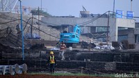Sejumlah alat berat dari mulai beckhoe dan bulldozer mengeruk dan merapikan tanah disekitar masjid. Sementara itu sejumlah crane beroperasi untuk mengangkat rangka bangunan ini.