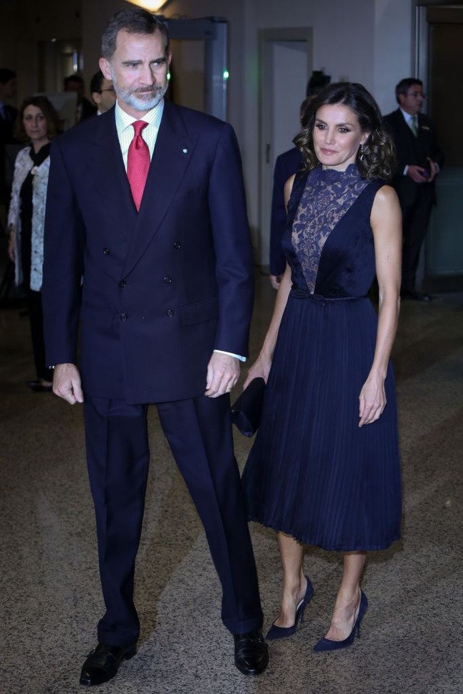Ratu Letizia tampak memesona dalam balutan dress tanpa lengan yang bagian roknya berlipit itu. Dia melengkapi gayanya dengan sepatu high heels berwarna senada dengan busananya. Foto: Pablo Cuadra/Getty Images