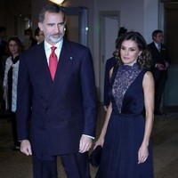 Ratu Letizia tampak memesona dalam balutan dress tanpa lengan yang bagian roknya berlipit itu. Dia melengkapi gayanya dengan sepatu high heels berwarna senada dengan busananya. Foto: Pablo Cuadra/Getty Images