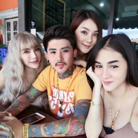 Wanita asal Thailand Waraphon Pruksawan belum lama ini jadi viral setelah mengunggah fotonya bersama sang suami yang memiliki empat istri. Ia pun mencuri atensi karena mengungkapkan alasan dirinya rela di madu. Foto: Dok. Facebook/Waraphon Pruksawan