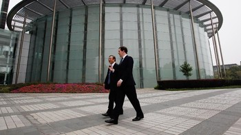 Yang ini adalah Ren Zhengfei, ayah Meng Wanzhou. Dalam foto tertanggal Oktober 2013, Ren Zhengfei tampak sedang jalan bersama George Osborne yang saat itu menjadi kanselir dan menteri keuangan Inggris. (Foto: Bobby Yip - Pool/Getty Images)