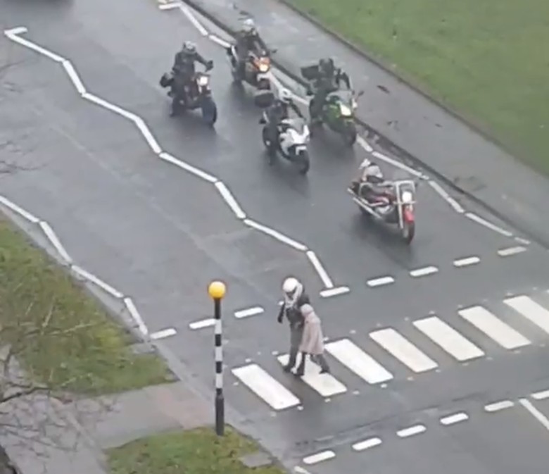 Saat bikers menyebrangkan seorang nenek. Foto: Visor Down Saat bikers menyebrangkan seorang nenek. Foto: Visor Down