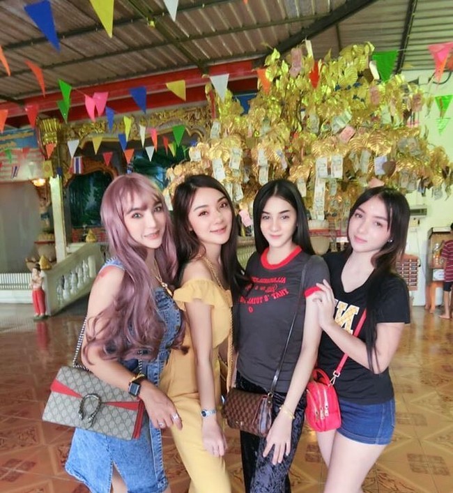 Wanita cantik ini pun kerap memamerkan kebersamaan dan kemesraannya dengan suami serta tiga istri lainnya. Foto: Dok. Facebook/Waraphon Pruksawan
