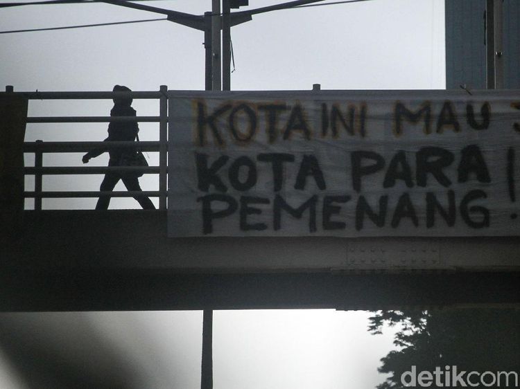 Rindu Juara, The Jakmania Pasang Spanduk di JPO