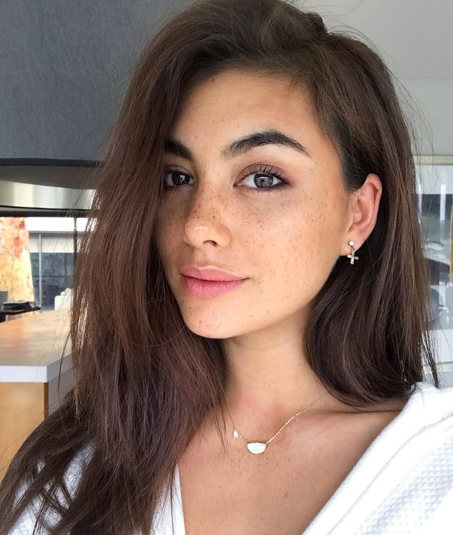 Pada dasarnya (pikiran negatifku) adalah karena tampilan fisikku. Aku pikir aku tidak menarik dan jelek untuk dilihat, itu berasal dari bagaimana aku selalu sensitif (dengan fakta) bahwa aku setengah China, tutur wanita keturunan China, Irlandia, dan Australia itu. Foto: dok Instagram @francesca.hung