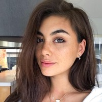 Pada dasarnya (pikiran negatifku) adalah karena tampilan fisikku. Aku pikir aku tidak menarik dan jelek untuk dilihat, itu berasal dari bagaimana aku selalu sensitif (dengan fakta) bahwa aku setengah China, tutur wanita keturunan China, Irlandia, dan Australia itu. Foto: dok Instagram @francesca.hung