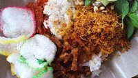 Ada banyak penjual nasi ulam Betawi di pelosok Jakarta, harganya tergantung pilihan lauknya. Yang ini nasi putih belum diaduk dengan bumbunya. Foto : Instagram @dapurdhirasa