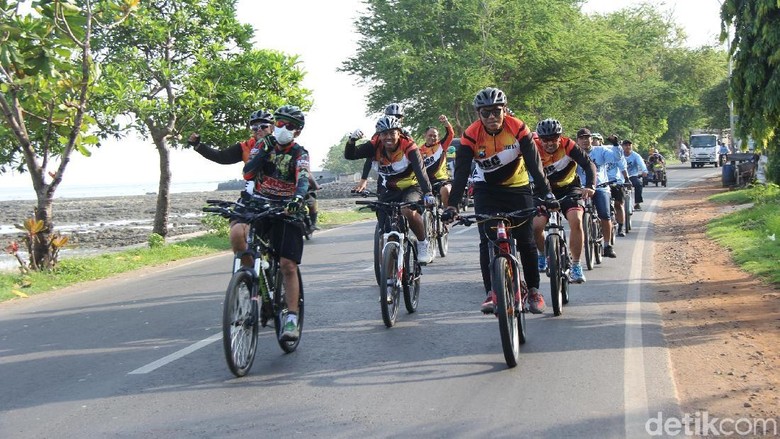 Polisi Gowes Bareng Ulama dan Ormas Islam Jalin Silaturahmi Polisi Gowes Bareng Ulama dan Ormas Islam Jalin Silaturahmi
