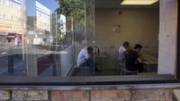 Warung tersebut sebetulnya tak terlalu besar. Ruangannya sederhana, namun tetap bersih dan memiliki tampilan menawan. Nova Wahyudi/Antara Foto.