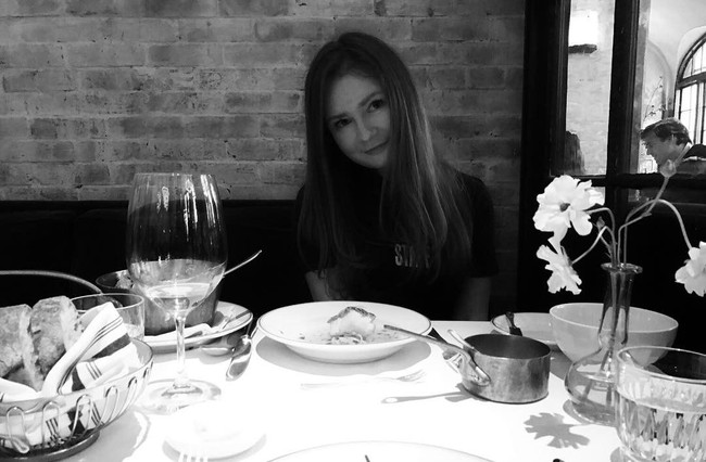 Saat menjalankan aksi penipuannya, Anna tampak meyakinkan. Ia layaknya anak orang kaya pada umumnya yang bergaya hedon. 5 Foto: dok. Instagram (@theannedelvey)