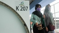 Warga melintasi jembatan penyebrangan multiguna atau Skybridge Tanah Abang, Jumat (7/12).