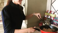 Tsamara ini bukan hanya jago makan tapi juga jago masak. Lihat saja aksinya ketika memasak di dapur. Masak apa ya Tsamara ini. Foto: Instagram @tsamaradki