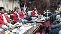 Menganakan jaket merah, Tsamara menghadiri agenda bersama partai. Terlihat ada Grace Natalie dan Ganjar Pranowo.  Foto: Instagram @tsamaradki
