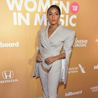 Setelan juga menjadi pilihan Janelle Monae. Namun terlihat seksi berkat aksen cutout di paha. Foto: Dok. Getty Images