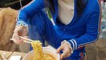 Intip Gaya Seksi Sulli Saat Makan Mie Instan hingga Waffle