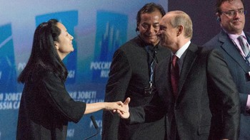 Presiden Rusia Vladimir Putin menyambut Meng Wanzhou dalam acara Russia Calling! yang berlangsung di Moskow pada tahun 2014. (Foto: REUTERS/Alexander Bibik)