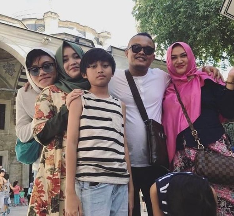 7 Momen Kekompakan Rizky Febian dan Keluarga