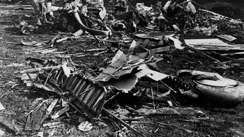 Puing-puing pesawat Jepang yang bisa dijatuhkan AS dalam serangan dadakan ke Pearl Harbour. Serangan ini mengawali keterlibatan AS dalam Perang Dunia II di Pasifik dan Eropa. (Foto: Keystone/Getty Images)